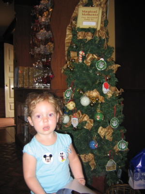 Lizzie's Magical Moment: Decorating The Tree